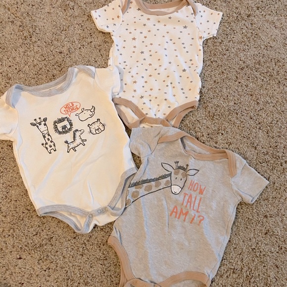NWOT 👶🏼 Bundle Of 3 Onesies - Picture 1 of 7